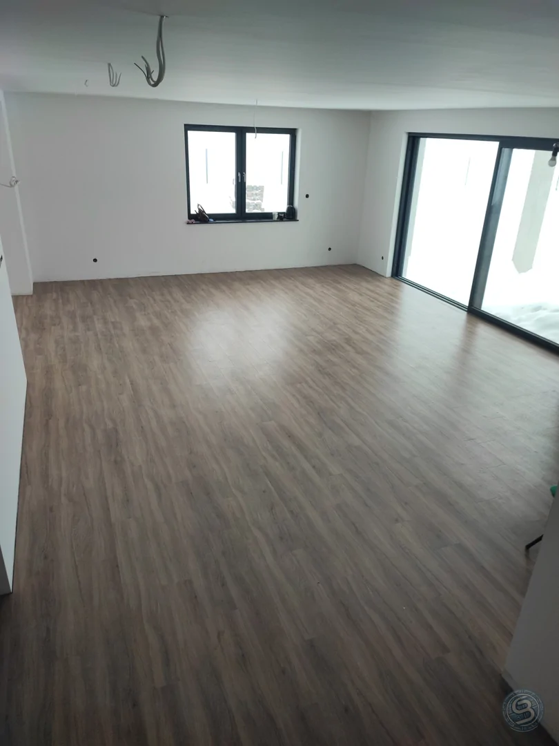 Panele winylowe w górskim domu – odporność na klimat i elegancja w jednym.